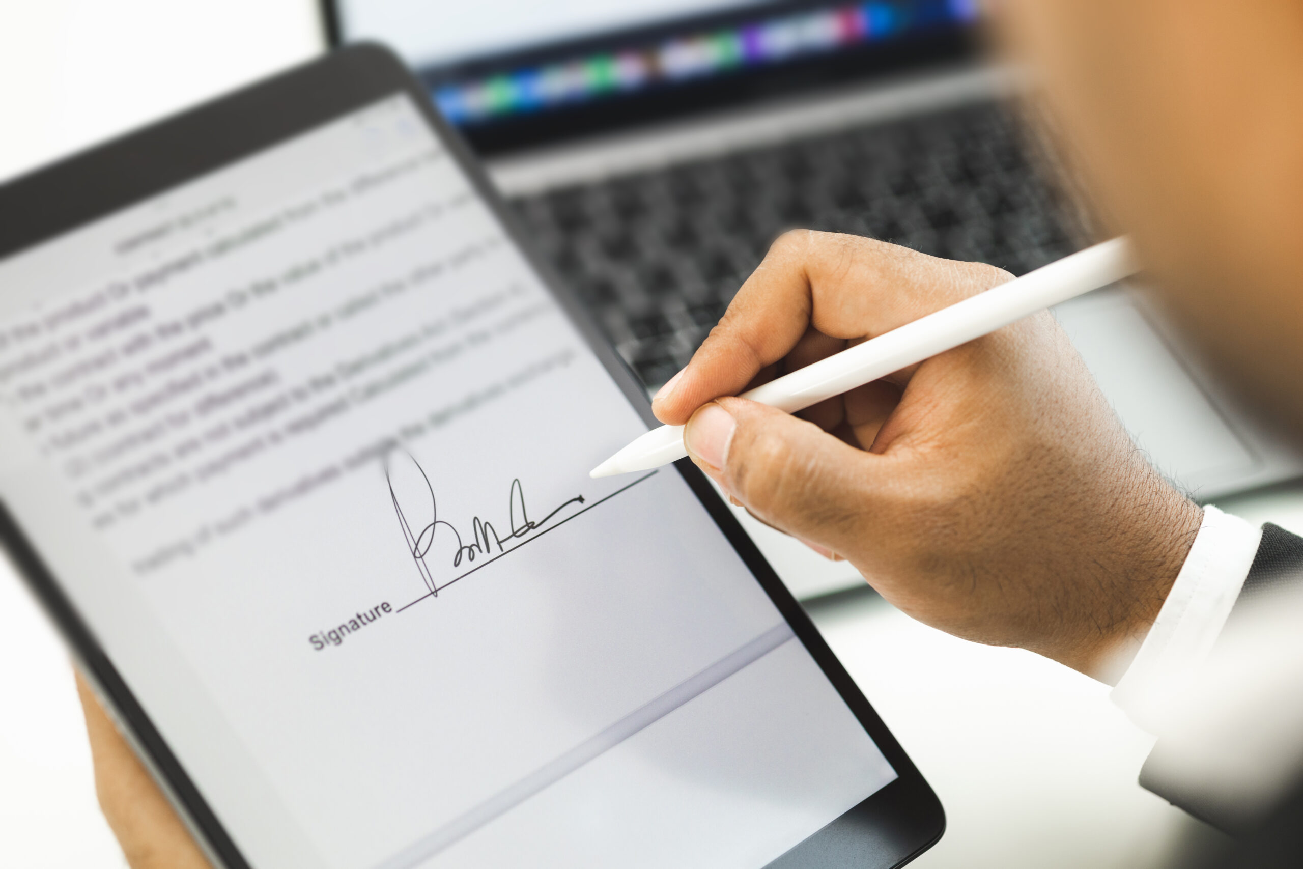 Close up businessman hand electronic Signature on Tablet by Styl SAPHIR Cimetières